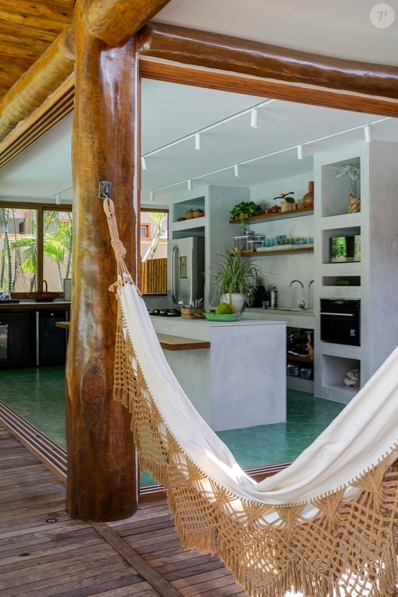Fotos mostram casa de Heloísa Périssé com muito conforto e uma rede para relaxar