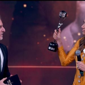 Luciano Huck deu o prêmio 'Melhores do Ano' de Silvio Santos para Patrícia Abravanel