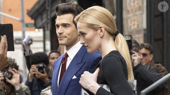 História De Amor recria o romance entre John F. Kennedy Jr. e Carolyn Bessette-Kennedy, um dos mais comentados dos anos 1990