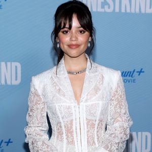 2023: aos 21 anos, Jenna Ortega voltou a destacar suas sardinhas em um evento
