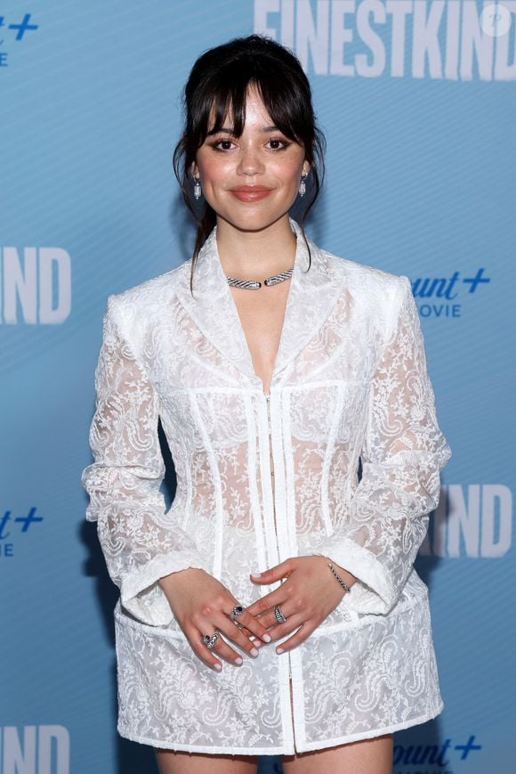 2023: aos 21 anos, Jenna Ortega voltou a destacar suas sardinhas em um evento