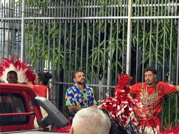 Chefão da Viradouro e porta-bandeira do Salgueiro são flagrados na concentração antes do desfile.