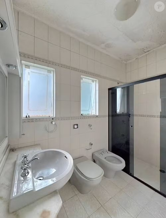 Também fazem parte da residência lavanderia, quarto de serviço e piscina.