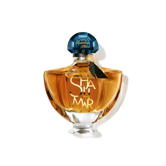 Criado por Jacques Guerlain em 1925, Shalimar é apresentado pela Guerlain como o primeiro perfume âmbar da história. Para celebrar seu centenário, a Maison lançou Shalimar L'Essence, uma nova versão intensa que preserva os códigos que transformaram o clássico francês em uma lenda da perfumaria