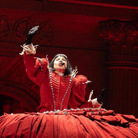 Antes do seu show com diversos hits, Lady Gaga atrasou cerca de 1 hora para subir ao palco