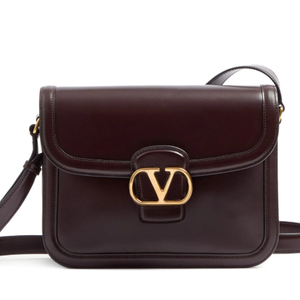 Odete Roitman no remake de 'Vale Tudo' rouba cena com bolsa de luxo da Valentino.