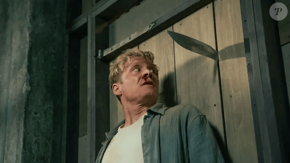 Matthias Schweighöfer vive Tim, protagonista preso em um apartamento cercado por tijolos misteriosos