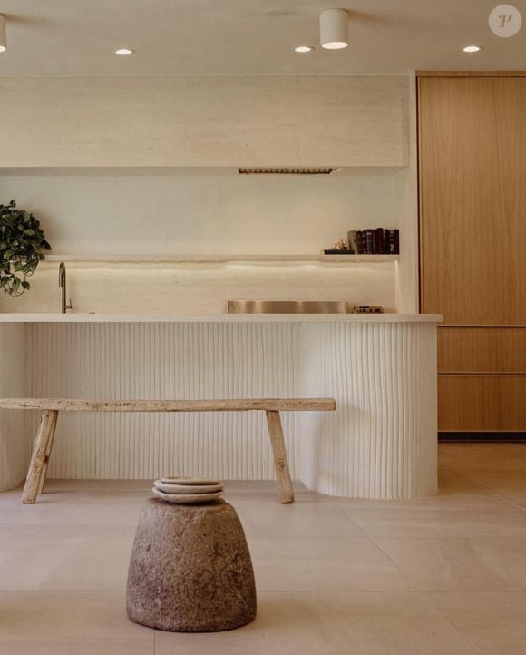 Eletrodomésticos da cozinha foram camuflados com madeiras no mesmo tom