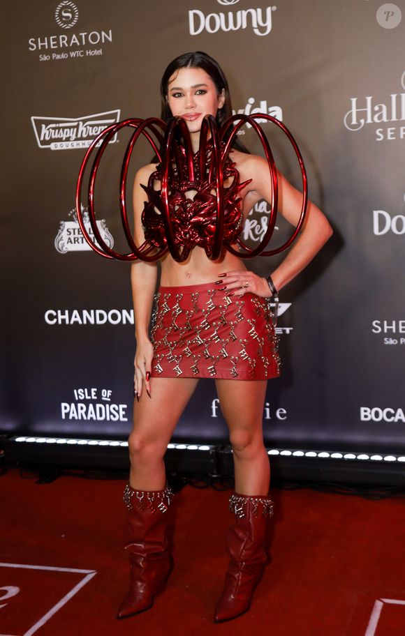 Baile de Halloween da Sephora 2025: recém-casada, Franciny Ehlke apostou em um look vermelho com arcos