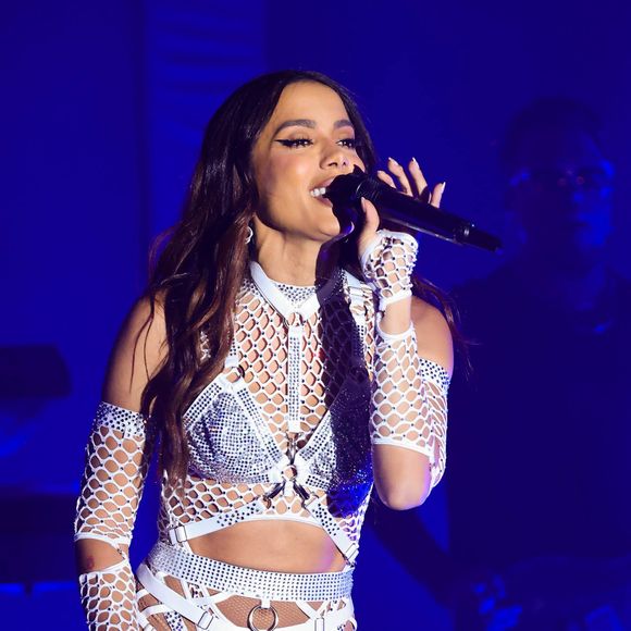 Anitta faz ultrassom micro e macro focado, além da drenagem linfática