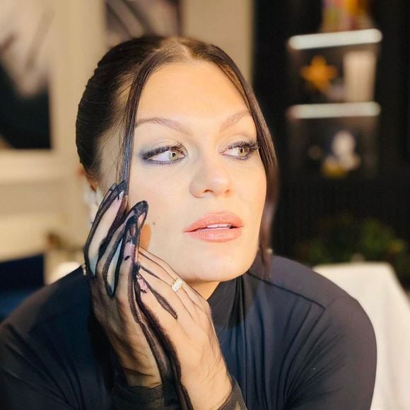 De acordo com o  Dr. Ramon Andrade de Mello, oncologista do Centro Médico Paulista High Clinic Brazil (São Paulo) e vice-presidente da Sociedade Brasileira de Cancerologia, o câncer de mama é causado quando as células da mama sofrem mutações que as fazem se multiplicar de maneira anormal, formando um tumor.