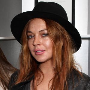 2014: com novo visual, Lindsay Lohan curte evento de boutique de luxo