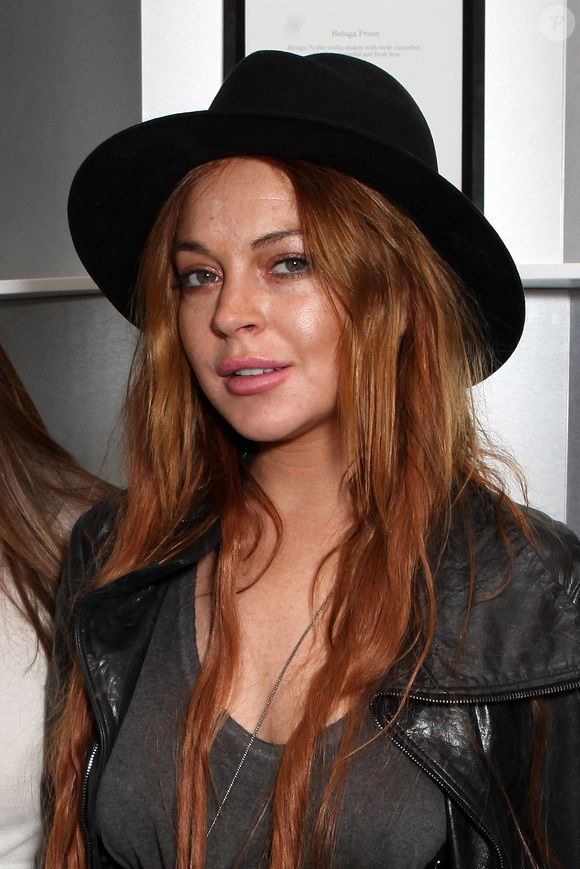 2014: com novo visual, Lindsay Lohan curte evento de boutique de luxo
