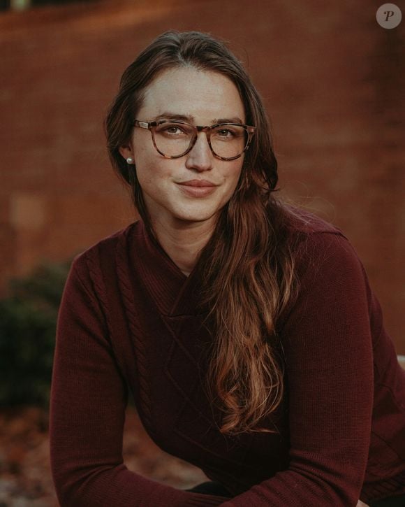 Tons escuros de vermelho transmitem energia firme e bem direcionada, características de quem mantém o foco mesmo diante de desafios