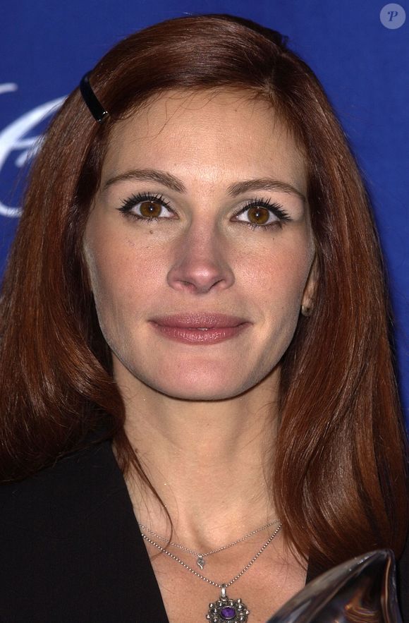 2002: Julia Roberts, com o cabelo diferente, começou a gerar rumores de uma possível intervenção estética