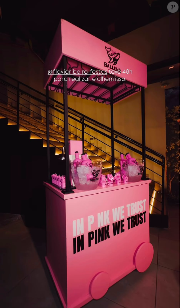 Um carrinho de bebidas em rosa choque também fez parte da decoração do arraiá, com a frase 'In Pink We Trust' estampada na estrutura
