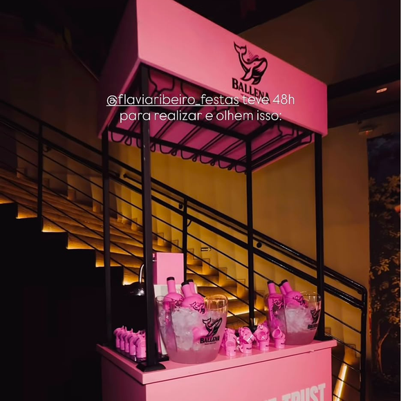 Um carrinho de bebidas em rosa choque também fez parte da decoração do arraiá, com a frase 'In Pink We Trust' estampada na estrutura