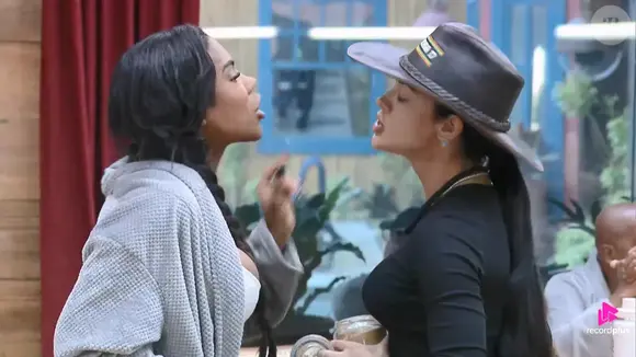 Barraco raiz em ‘A Fazenda 17’! A Miss Bumbum Carol Lekker e a influenciadora Rayane Figliuzzi se envolveram em uma discussão no reality show