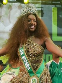 Iza é coroada rainha de bateria da Imperatriz Leopoldinense e web alfineta Virgínia Fonseca: 'Isso sim é samba no pé!'. Veja fotos!