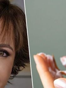 Cabeleireiros e especialistas concordam: 'É preciso aplicar o condicionador antes do xampu para espaçar as lavagens do cabelo'