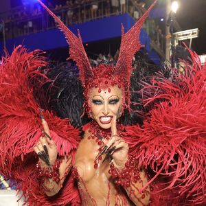 Com Sabrina Sato de rainha de bateria, a Vila Isabel desfilou com o enredo 'Quanto mais eu rezo, mais assombração me aparece'