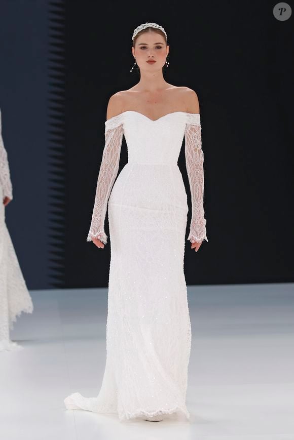 Vestido de noiva de manga comprida e decote ombro a ombro: esta peça fica sofisticada em um casamento ao ar livre