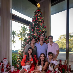 Natal dos famosos: Márcio Garcia e família fazem foto oficial