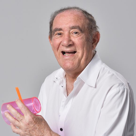 Avião em que Renato Aragão estava caiu depois que uma asa bateu em um morro