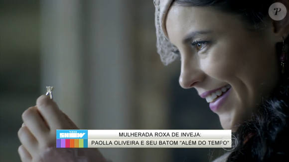A atriz revelou que a aplicação exigia atenção redobrada: "Errou uma vez, nunca mais você acerta", disse ao mostrar seu ritual de maquiagem nos bastidores