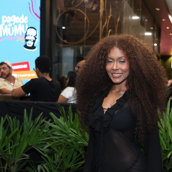 Giovanna Jacobina escolheu um vestido preto transparente