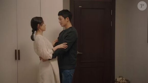 Depois de um período de aproximação, os dois vivem um romance marcado pelo preconceito e imposições de idade