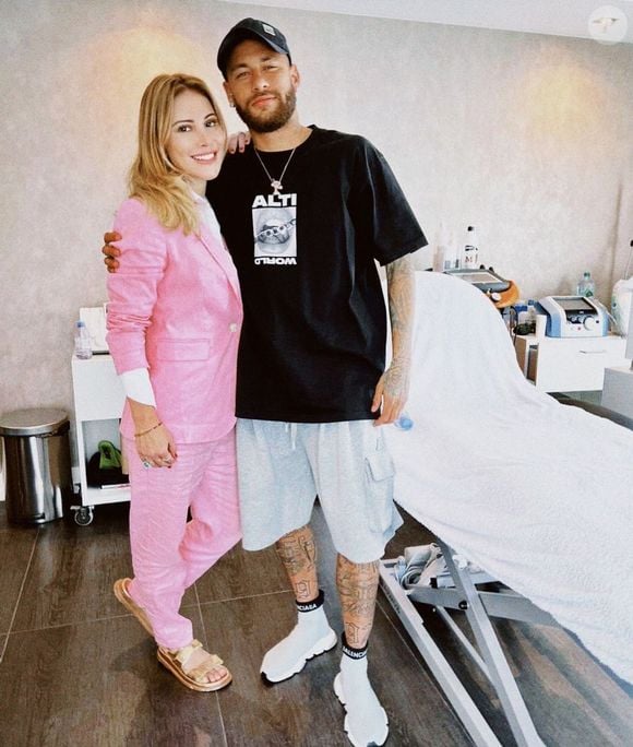 Apesar do sucesso do procedimento em Neymar, a dermatologista ressalta que cada protocolo deve ser individualizado