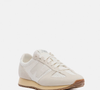 Os detalhes em couro, os logotipos laterais em formato de “N” e a língua com espuma aparente dão personalidade ao New Balance 471, que revisita elementos marcantes dos tênis dos anos 1970