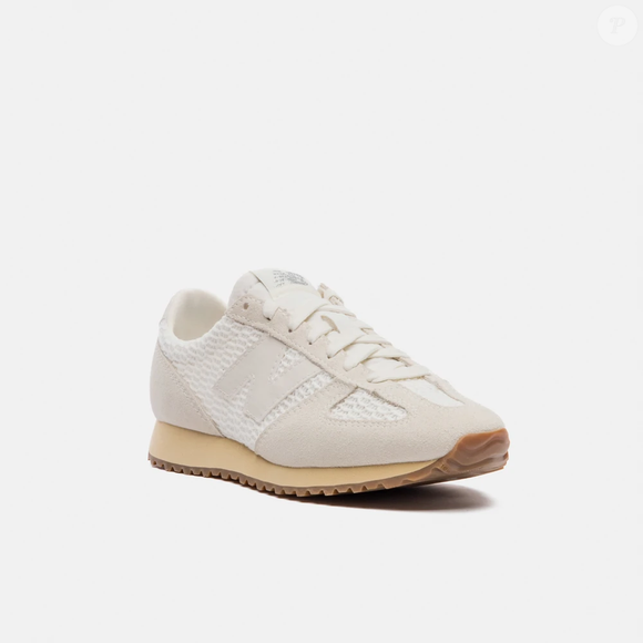 Os detalhes em couro, os logotipos laterais em formato de “N” e a língua com espuma aparente dão personalidade ao New Balance 471, que revisita elementos marcantes dos tênis dos anos 1970