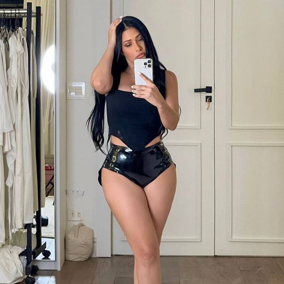 Simaria, sensual nos looks, mas será que ela entrou para o Privacy? Entenda a polêmica gerada pelo seu grupo no Telegram.