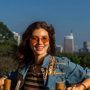 Lorena (Alanis Guillen) interpretando seu papel em 'Três Graças'