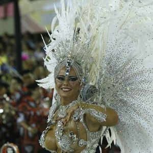 Viviane Araújo não economizou mais uma vez nas pedrarias para o Carnaval de 2013, quando apostou em uma fantasia prateada e com muitos detalhes