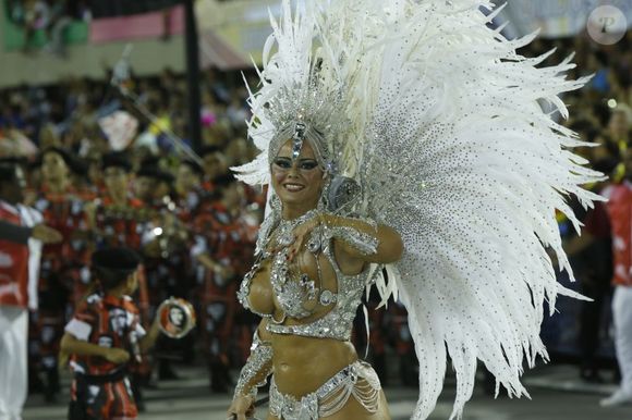 Viviane Araújo não economizou mais uma vez nas pedrarias para o Carnaval de 2013, quando apostou em uma fantasia prateada e com muitos detalhes