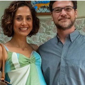 Ellen (Camila Pitanga) retorna à Dona de Mim com falsa gravidez, casada com o golpista Hudson (Emílio Dantas) e com o enteado Igor (Theo Matos)