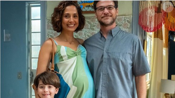 Ellen (Camila Pitanga) retorna à Dona de Mim com falsa gravidez, casada com o golpista Hudson (Emílio Dantas) e com o enteado Igor (Theo Matos)