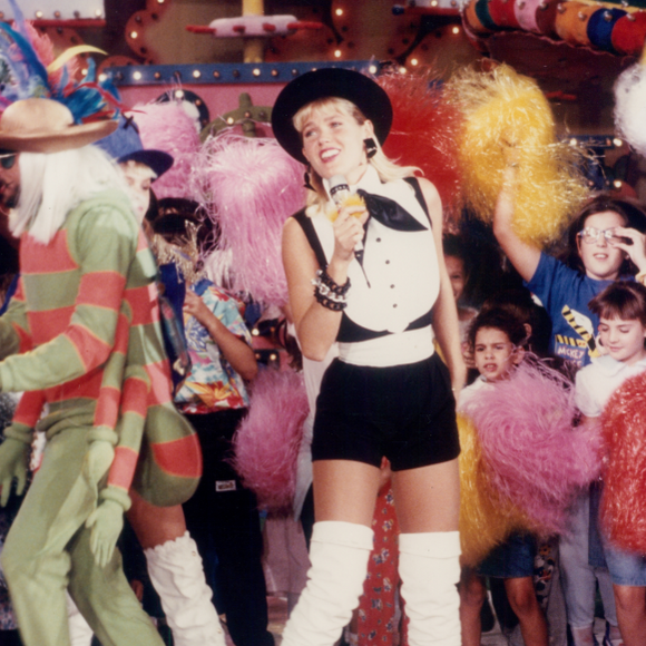 Xuxa Meneghel com look branco e preto e shorts curto.