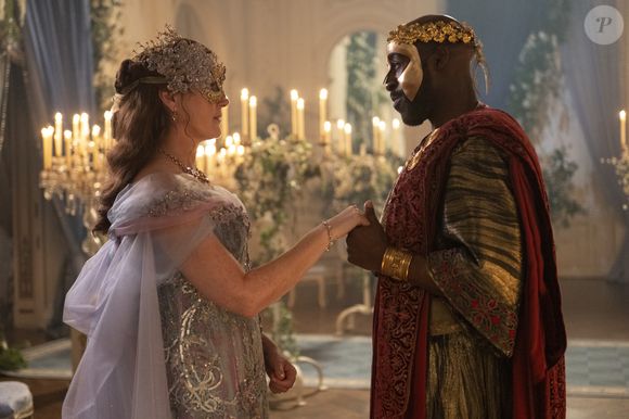 Logo no primeiro episódio, 'Bridgerton' promove um baile de máscaras que já é o marco da temporada