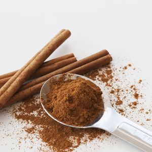 A canela também ajuda a combater doenças cardiovasculares, câncer, Alzheimer e até diabetes tipo 2
