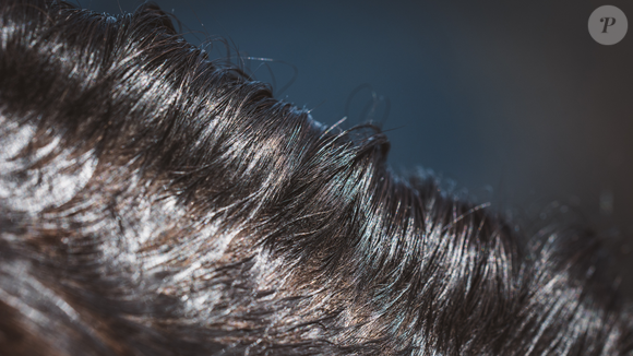 Para Víctor del Valle, não é necessário chegar ao salão com o cabelo recém-lavado, mas também não é indicado estar com o couro cabeludo saturado de oleosidade e resíduos de produtos