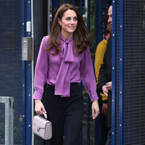 Assim como Kate Middleton, você pode apostar em blusas mais elegantes, e compor com calças para o inverno 2025.