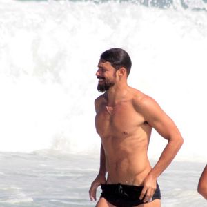 Já nesta foto de 2018, Cauã Reymond deu uma 'ajeitadinha' na sunga e quase mostrou demais