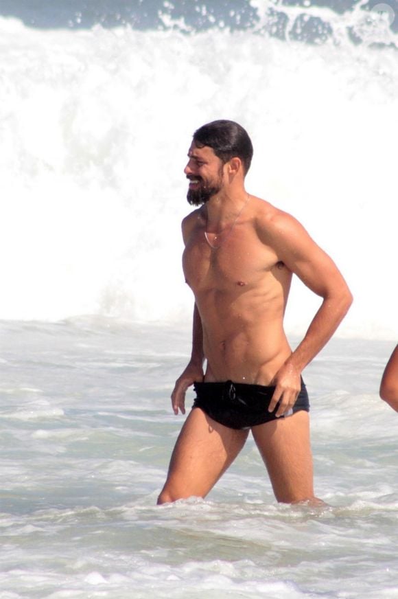 Já nesta foto de 2018, Cauã Reymond deu uma 'ajeitadinha' na sunga e quase mostrou demais