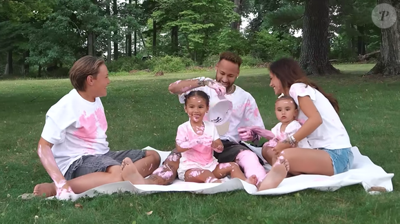 Em um dos momentos, Bruna Biancardi apareceu com Neymar e os filhos fazendo o chá revelação da filha caçula
