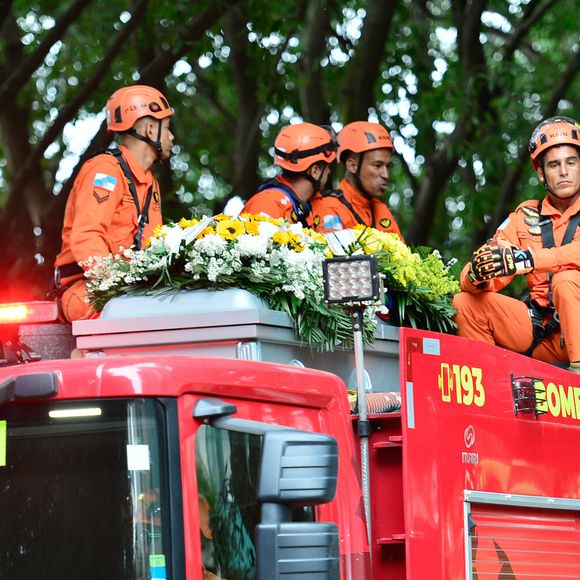 Corpo de Preta Gil foi levado por corpo de bombeiros pelas ruas do Rio de Janeiro antes de ser cremado
