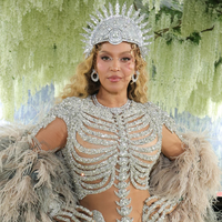 Encontrei na Arezzo a sandália 'gêmea' do sapato de Beyoncé no Met Gala; veja tudo sobre o modelo personalizado e exclusivo da designer jordaniana-romena para a cantora